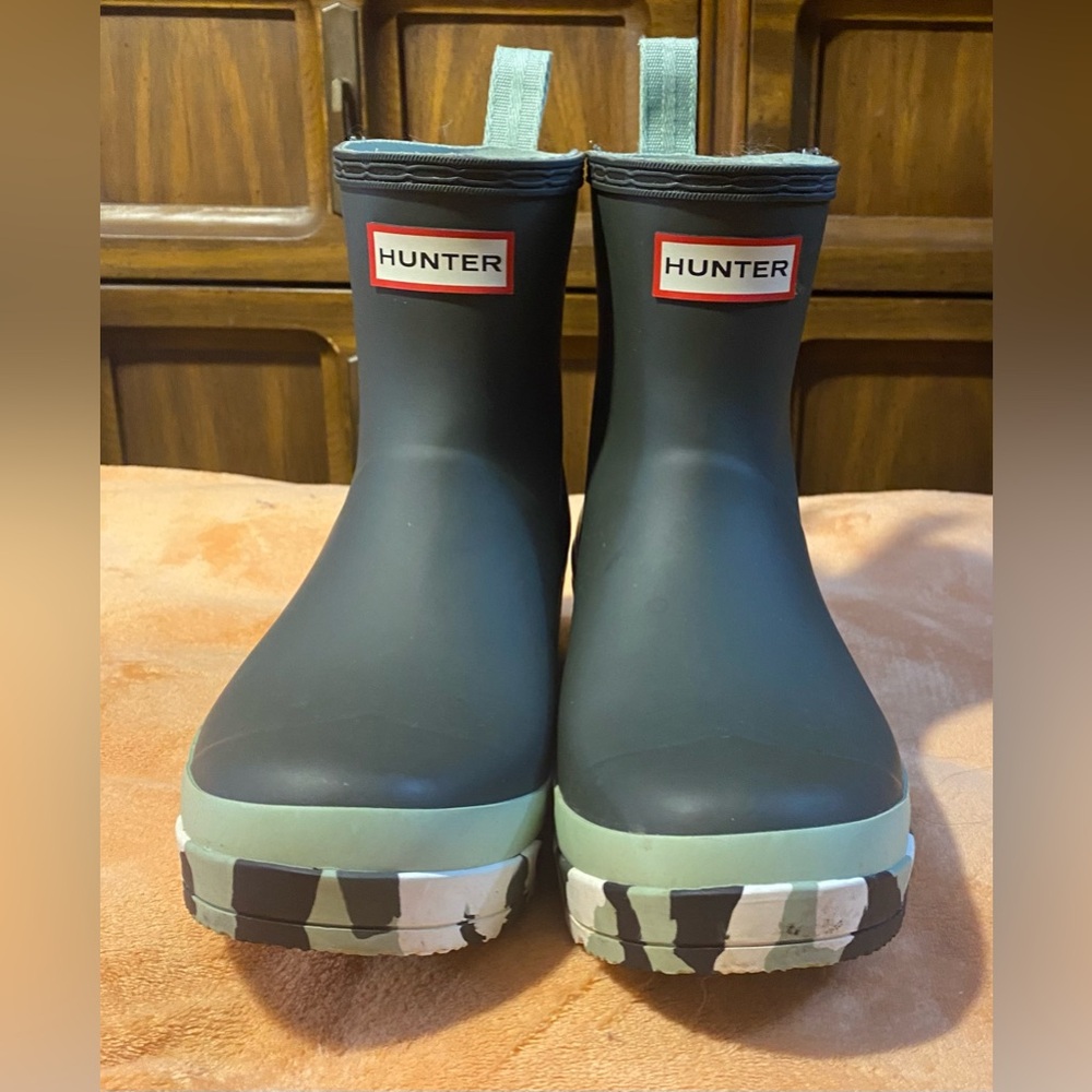 RARE—sold out. Hunter Womens short olive green color splash play boots.